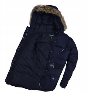 Puede incluir: Chaqueta de invierno azul marino con capucha ribeteada de piel. La chaqueta tiene cierre de cremallera, varios bolsillos y un detalle de cinturón. Diseñada para el frío, es de material acolchado.