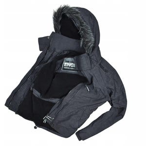 Könnte beinhalten: Dunkelgraue Winterjacke mit fellgefütterter Kapuze und schwarzem Innenfutter. Die Jacke hat einen Reißverschluss und ein Etikett mit der Aufschrift "THE WIND ENG". Die Jacke ist offen und zeigt das Innenfutter.
