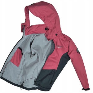 Könnte beinhalten: Rote und schwarze Kapuzenjacke mit grauem Innenfutter. Die Jacke hat einen Reißverschluss, eine Brusttasche und ein kleines Logo auf dem Ärmel. Geeignet für Outdoor-Aktivitäten, mit Kapuze.