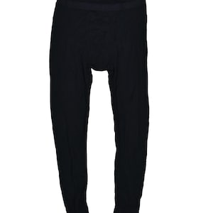 Puede incluir: Mallas térmicas negras. Estas mallas largas tienen un diseño ajustado y están hechas de un material suave y elástico. Las mallas cuentan con una cintura cómoda y son adecuadas para usar solas o en capas.