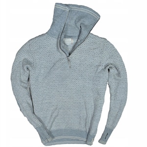 Puede incluir: Un suéter azul claro con un diseño geométrico. El suéter tiene un cuello alto que se puede usar hacia arriba o doblado, un cierre de cremallera de cuarto y puños acanalados. El diseño del suéter presenta un patrón de diamantes.