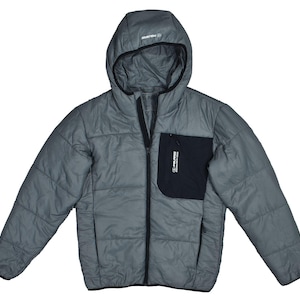 Könnte beinhalten: Graue Steppjacke mit Kapuze und schwarzer Brusttasche. Die Jacke hat einen durchgehenden Reißverschluss und ein Logo auf der Tasche. Konzipiert für Outdoor-Aktivitäten und kaltes Wetter.