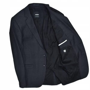 Peut inclure: Un blazer gris foncé avec une fermeture à deux boutons et un revers cranté. La doublure intérieure est noire, avec un détail de poche blanc. Le blazer est fait d'un tissu texturé et a une coupe classique et ajustée.