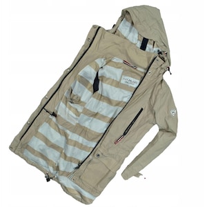 Puede incluir: Chaqueta con capucha de color beige con cierre de cremallera y múltiples bolsillos. El forro interior presenta un diseño a rayas blancas y beige. La chaqueta tiene un parche con el logotipo en la manga y el texto "JEAN PAUL" en la etiqueta interior.