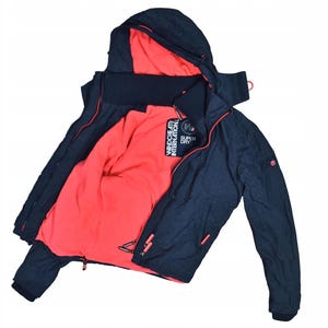 Peut inclure: Veste à capuche bleu marine avec intérieur corail vif. La veste est dotée d'une fermeture éclair, de multiples poches et du texte "WINDCHEAT INTERNATIONAL SUPER DRY" à l'intérieur. Conçue pour les activités de plein air et le froid.