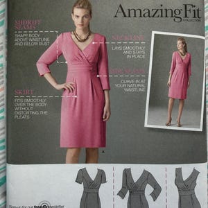 Może przedstawiać: Koperta z wykrojem krawieckim Simplicity 2217 na sukienkę Amazing Fit. Z przodu widoczna jest różowa sukienka z dekoltem w serek, rękawami o długości 3/4, szwami w talii i plisowaną spódnicą. Zawiera opisy cech dopasowania oraz rysunki techniczne.