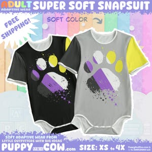 Könnte beinhalten: Zwei adaptive Strampler für Erwachsene. Einer ist schwarz mit einem nicht-binären Pfotenabdruck-Design, der andere grau mit dem gleichen Design. Beide haben kurze Ärmel und weiße Paspeln. Der Text "ADULT SUPER SOFT SNAPSUIT" steht oben.