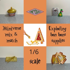 Może przedstawiać: Kolaż miniaturowych artykułów spożywczych i akcesoriów, w tym złoty pojemnik, logo Honeydukes, opakowanie cukierków i zielona torebka z żółtymi cukierkami. Obraz zawiera również pudełko w kształcie piramidy z napisem "Exploding Bon Bons" i tekstem "Miniverse mix & match".