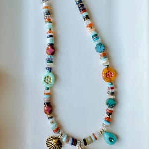 Gemischter Edelstein Choker | Eklektische Küsten Halskette | Fisch Charm | Handgefertigte Halskette | Bunte Halskette | Kundenspezifischer Perlenschmuck