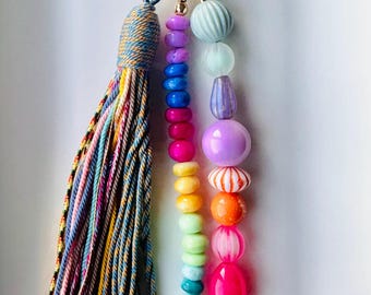 Charm para bolso con cuentas estilo bohemio: llavero con borla arcoíris y corazón de piedras preciosas