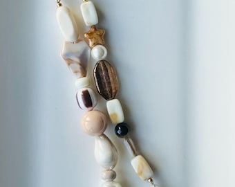 Dije para bolso con cuentas / Dije bohemio costero con conchas / Neutro / Dije de playa / Regalo para ella / Único y hecho a mano