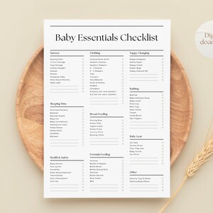 Puede incluir: Una lista de verificaci&oacute;n imprimible para art&iacute;culos esenciales para beb&eacute;s. La lista est&aacute; dividida en categor&iacute;as como guarder&iacute;a, ropa, cambio de pa&ntilde;ales, hora de dormir, lactancia materna, alimentaci&oacute;n con f&oacute;rmula, salud y seguridad, ba&ntilde;o, equipo para beb&eacute;s y otros. Cada categor&iacute;a tiene una lista de art&iacute;culos con casillas de verificaci&oacute;n junto a ellos.