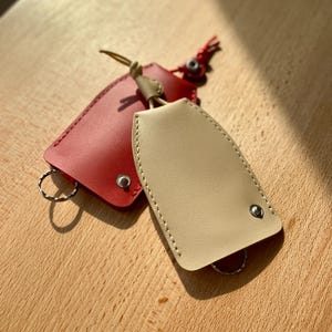 Estuche organizador compacto de llaves de cuero, monedero beige con clip, llavero con anilla, regalo unisex para el hogar, accesorio práctico.