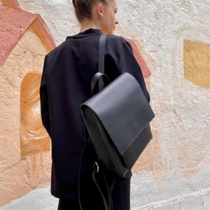 Schwarzer Leder Rucksack: Minimalistischer Laptop Rucksack, handgemachter City Rucksack für Uni oder Alltag