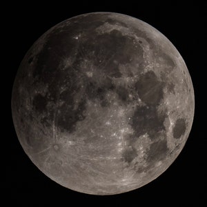 Pode incluir: Uma visão de perto da lua, mostrando suas crateras e detalhes da superfície. A lua é um corpo celeste que orbita a Terra.