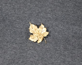 vintage costume jewelry crown Trifari gold tone leaf  brooch
