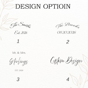 Puede incluir: Un gr&aacute;fico de opciones de dise&ntilde;o con el texto "DESIGN OPTIOIN" en la parte superior. Se presentan cuatro opciones de dise&ntilde;o, cada una con un nombre y una fecha diferentes. Las opciones incluyen "The Smiths Est. 2026", "The Brooks 08.20.2026", "Mr. & Mrs. Sterlings EST. 2026" y "Custom Design".