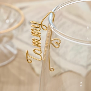 Wijnbedels voor stemloos glas, aangepast cadeau bruidsmeisje, instelling plaatskaart bruiloft, naamkaartje drinken, cadeau wijnreis, gunst vrijgezellenfeest