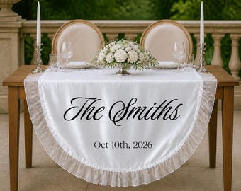 Camino de mesa personalizado de satén con forma de corazón, drapeado con volantes, decoración de boda con apellido personalizado