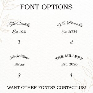 Puede incluir: Imagen que muestra opciones de fuentes para art&iacute;culos personalizados. El texto "FONT OPTIONS" est&aacute; en la parte superior. Se muestran cuatro estilos de fuente con nombres de muestra y el a&ntilde;o "Est. 2026". El texto "WANT OTHER FONTS? CONTACT US!" est&aacute; en la parte inferior.