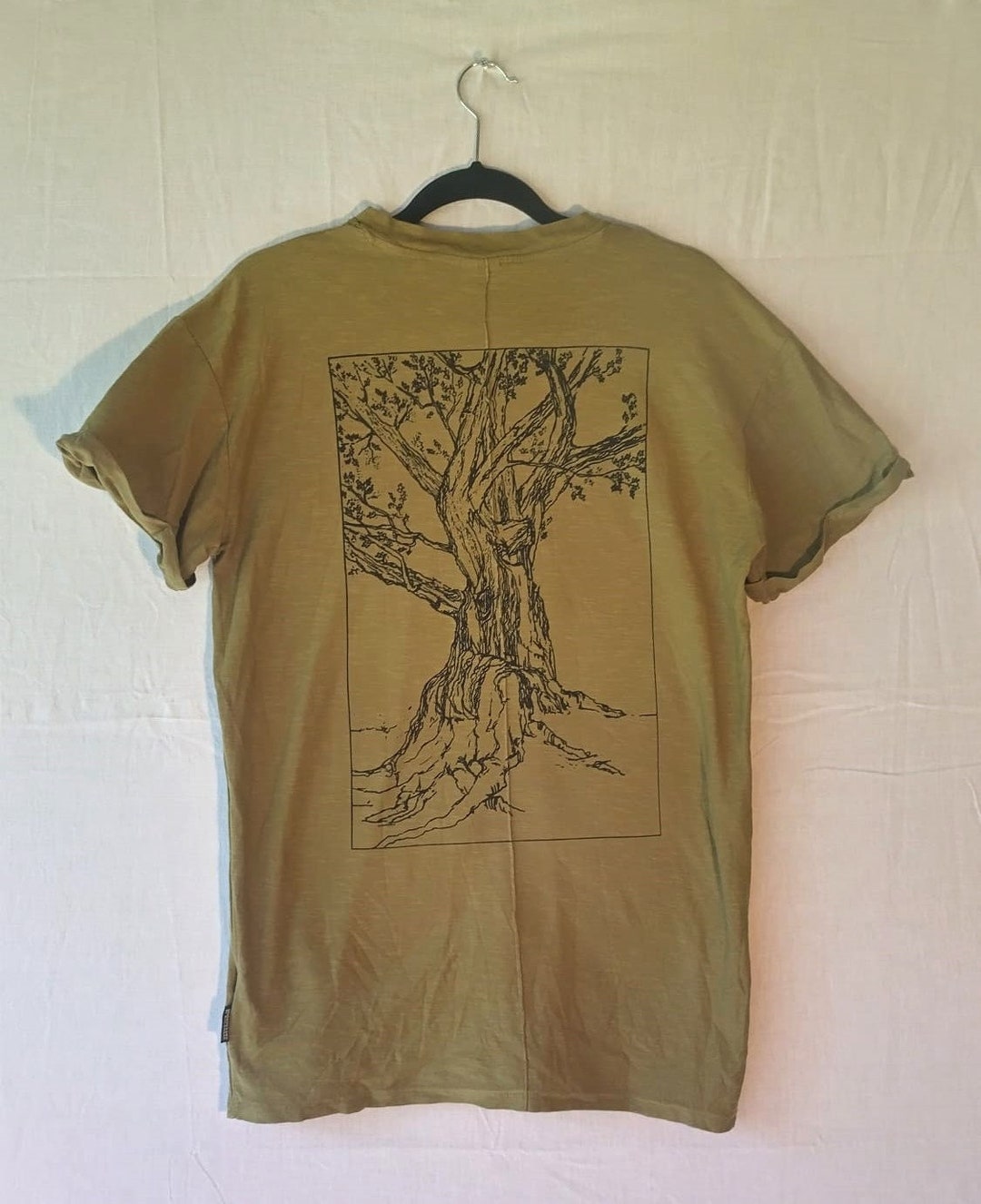 T-shirt riciclata unica con design di quercia Italia