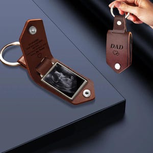 カスタムフォトキーホルダー、お父さん、私も背負えるよキーホルダー、刻印入りレザーキーホルダー、お父さんへのプレゼント、夫への初めての父の日ギフト