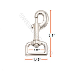 Puede incluir: Mosquetón giratorio de metal plateado con una longitud de 7,9 cm, un ancho de 3,7 cm y una abertura de 2,6 cm.