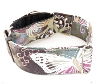 Könnte beinhalten: Ein braunes und schwarzes Hundehalsband mit einem Schmetterlings- und Blumenmuster. Das Halsband hat silberne Beschläge.