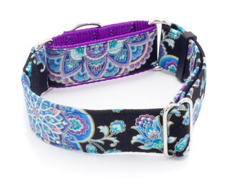 Könnte beinhalten: Ein schwarzes und blaues Hundehalsband mit violetter Innenausstattung und silbernen Beschlägen.