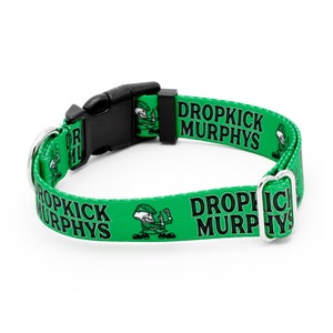 Op de afbeelding: Groene hondenriem met een zwart-witte afbeelding van een kabouter en de tekst "Dropkick Murphys".