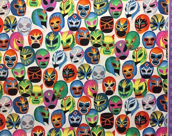 Può includere: Un tessuto bianco con un motivo ripetuto di colorate maschere da wrestling luchador. Le maschere sono di vari colori, tra cui rosso, blu, giallo, verde e arancione. Le maschere hanno diversi design, tra cui fiamme, stelle e motivi geometrici.