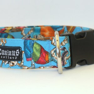 Pode incluir: Uma coleira de cachorro azul com um design de esqueleto colorido e o texto "Caninus Collars".