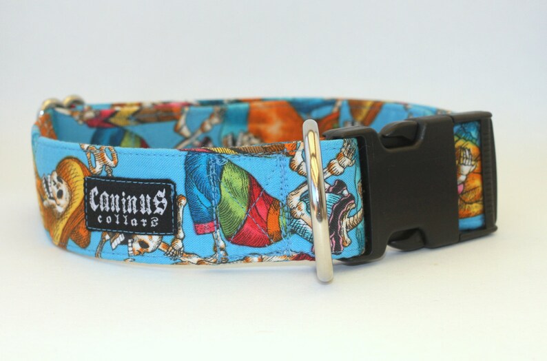 Pode incluir: Uma coleira de cachorro azul com um design de esqueleto colorido e o texto "Caninus Collars".