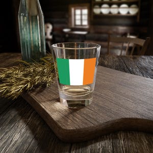 Schnapsglas mit irischer Flagge, perfekt für den St. Patrick's Day, Prost auf Irland-Liebhaber, Barware für Feiern, lustige Geschenkidee