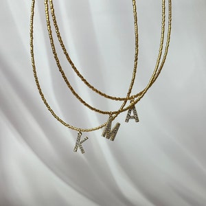 Collar con colgante de letra inicial, gargantilla con letra inicial de oro, gargantilla de cuentas de oro, collar con nombre, regalo de joyería personalizado para novia