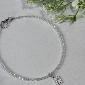 Collar con colgante de letra inicial, gargantilla de letra inicial de plata, gargantilla de cuentas blancas, collar con nombre, cristal blanco, joyería para novia