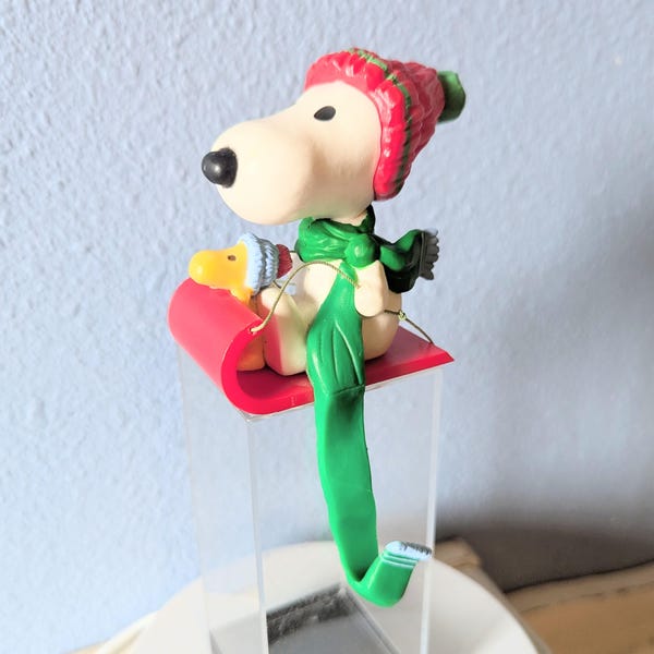 Adorno navideño vintage de Hallmark de 1978: Snoopy y Woodstock en trineo.