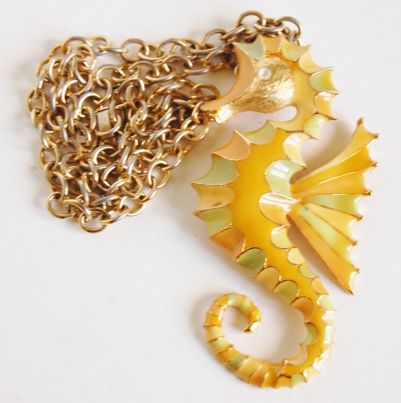 Vintage Sea Horse Pendant Necklace Enamel Gold To… - image 4