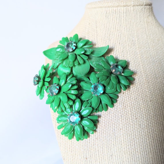 Vintage 1950s Green Plastic Flower Brooch Novelty 