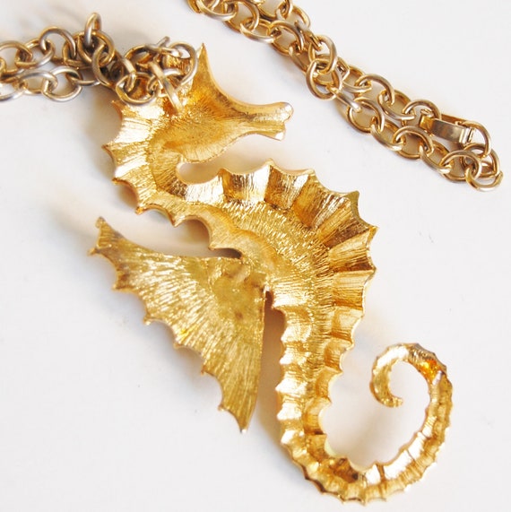 Vintage Sea Horse Pendant Necklace Enamel Gold To… - image 6