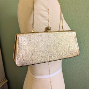 Cartera de mano vintage dorada de los años 60 con asa de cadena vegana para embellecer