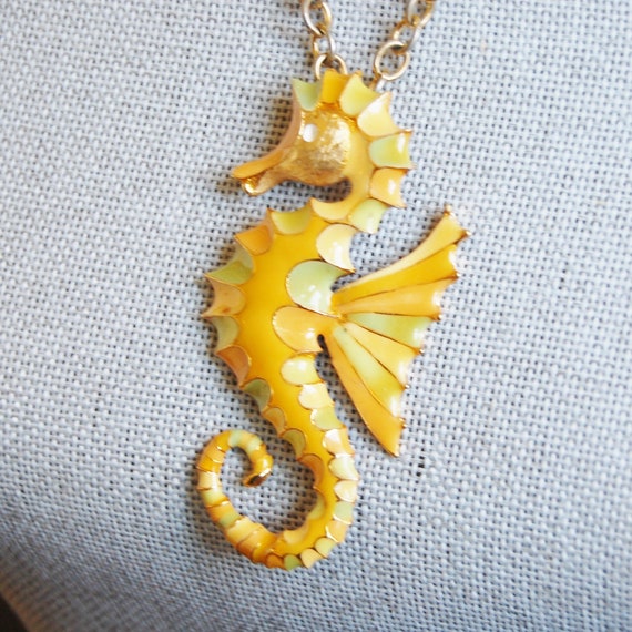 Vintage Sea Horse Pendant Necklace Enamel Gold To… - image 3