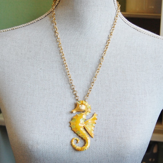 Vintage Sea Horse Pendant Necklace Enamel Gold To… - image 9