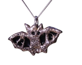 Collier de petite chauve-souris super mignon - argent massif et émaillé.