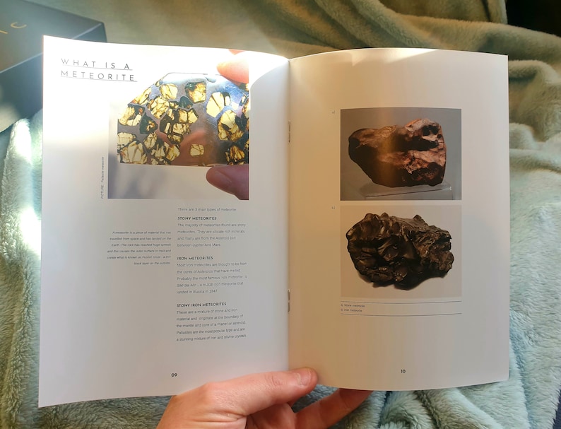 Puede incluir: Un libro abierto en una p&aacute;gina sobre meteoritos. La p&aacute;gina tiene una imagen de un meteorito rocoso y una imagen de un meteorito de hierro. El texto de la p&aacute;gina describe los diferentes tipos de meteoritos.
