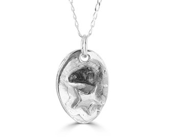 Collier ovale en argent avec météorite de fer