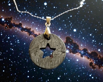 Collar con colgante de meteorito de hierro Aletai: disco grabado con patrón Widmanstätten y cadena de plata de ley.