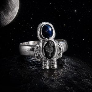 Anel de astronauta em prata maciça com meteorito de ferro.
