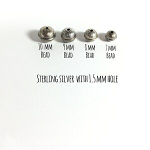 Puede incluir: Cuatro cuentas de plata de ley con un agujero de 1,5 mm. Las cuentas tienen un di&aacute;metro de 7 mm, 8 mm, 9 mm y 10 mm.