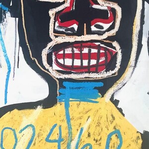 Puede incluir: Pintura de retrato abstracto con una cara negra, labios rojos y dientes blancos. La figura tiene un torso amarillo con los n&uacute;meros "02460" en azul. La obra de arte est&aacute; en un estilo audaz y expresivo.